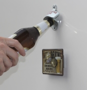 Wand-Flaschenöffner / Flaschen-Öffner mit Fangmagnet / Magnet-Falle + Blechschild 