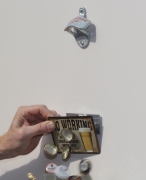 Wand-Flaschenöffner / Flaschen-Öffner mit Fangmagnet / Magnet-Falle + Blechschild 
