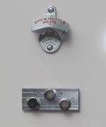 Wand-Flaschenöffner / Flaschen-Öffner mit Fangmagnet / Magnet-Falle + Blechschild 