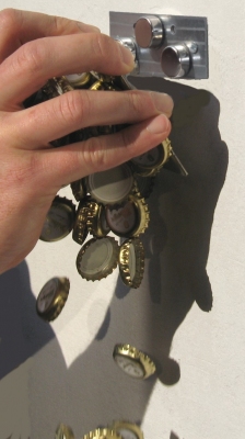 FLUX-Wand-Flaschenöffner mit Magnet-Falle (in ca. 18 x 11 cm)