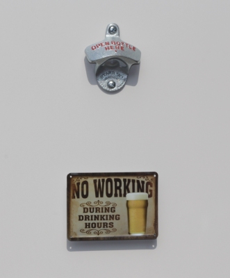 Wand-Flaschenöffner / Flaschen-Öffner mit Fangmagnet / Magnet-Falle + Blechschild "No working"