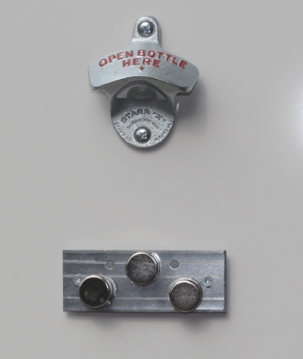 Wand-Flaschenöffner / Flaschen-Öffner mit Fangmagnet / Magnet-Falle + Blechschild 
