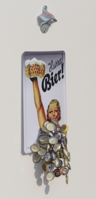 Flaschenöffner für Wand-Montage / Bier-Öffner mit Magnet - Falle / Magnet-Fang + Blechschild "HURRA Bier"