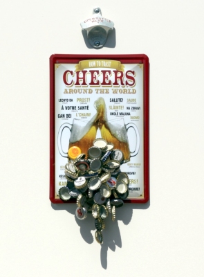 Flaschenöffner für Wand-Montage / Bier-Öffner mit Magnet - Falle / Magnet-Fang + Blechschild "Cheers"