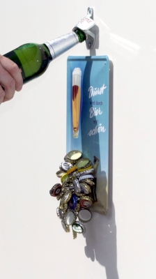 Flaschenöffner für Wand-Montage / Bier-Öffner mit Magnet - Falle / Magnet-Fang + Blechschild 