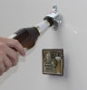Wand-Flaschenöffner / Flaschen-Öffner mit Fangmagnet / Magnet-Falle + Blechschild "No working"