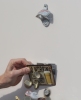 Wand-Flaschenöffner / Flaschen-Öffner mit Fangmagnet / Magnet-Falle + Blechschild "No working"